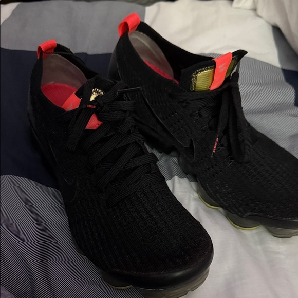 Stylish Black and Red Athletic Shoes for Men - Picture 1 of 4